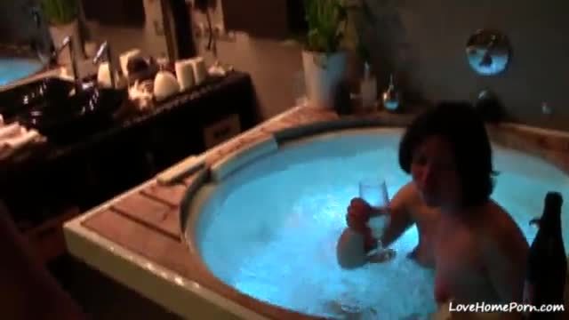 Hot tub pussysnacking